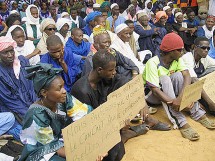 Les habitants du village de N'Dioum, rassemblés pour écouter le message du comité de concertation.