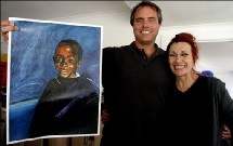 Le scénariste américain Keir Pearson et la mère adoptive de Nkosi Johnson (portrait)