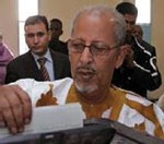 Face à la crise, Ould Abdallahi joue la carte du réalisme