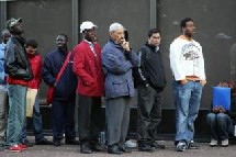 Des personnes font la queue, le 30 mai 2006 devant la préfecture de Bobigny, dans l'espoir d'être reçues au service des étrangers.