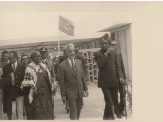 Février 1978, inauguration de l’Ecole Normale Supérieure de Nouakchott. De droite à gauche : Son Excellence Mobutu Sese Seko, Président de la République du Zaïre,  Son Excellence Moktar Ould Daddah, Président de la RIM et Madame Ba, directrice de l’ENS.