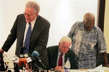 Lakhdar Brahimi, Jimmy Carter et Desmond Tutu le 3 octobre 2007 à Khartoum