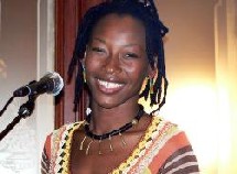 Fatoumata Diawara interprète le rôle de Karaba dans la comédie musicale 'Kirikou et Karaba'