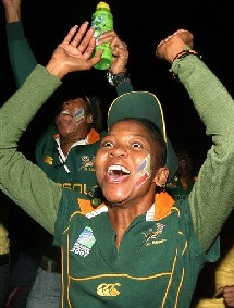 Une supportrice sud-africaine fête le titre de champion du monde de rugby de son pays