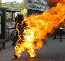 Une femme d'origine congolaise se met le feu pour protester contre le racisme