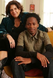 Ishmael Beah en compagnie de Laura Simms, qui l'a aidé à immigrer aux Etats-Unis