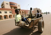 Une famille dans les rues de Ouagadougou, le 16 octobre 2007