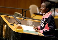 Millicent Atieno Orondom 15 ans, du Kenya, pose une question au Forum des jeunes