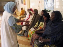 Des femmes dans un centre de santé familial à Niamey, le 22 novembre 2007