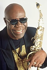 Manu Dibango fête ses 50 ans de carrière et poursuit Rihanna