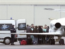 Le Français, blessé par balles en Mauritanie, à son arrivée à l'aéroport de Bron près de Lyon