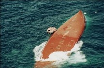 Vue du Joola au lendemain du naufrage du ferry, le 27 septembre 2002