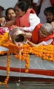 L'arrière petite-fille de Gandhi disperse une partie des cendres de son corps au large de Bombay