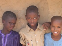 Enfants réfugiés mauritaniens dans un camp de Ndioum