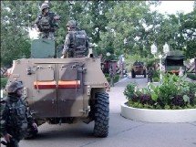 Des soldats français de la force Epervier sécurisent l'hôtel Novotel à N'Djamena, le 2 février 2008