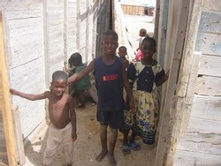 Enfants du bidonville d'El Mina, dans la banlieue de Nouakchott. Dans les vastes bidonvilles de la ville, la jeunesse marginalisée constitue un terreau fertile pour les groupes terroristes, ont prévenu les experts