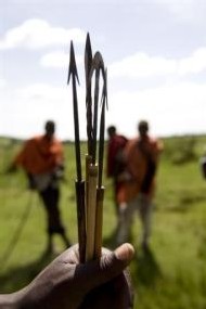 Un Kényan montre les flèches qu'il vient de fabriquer, le 8 février 2008 à Orongai