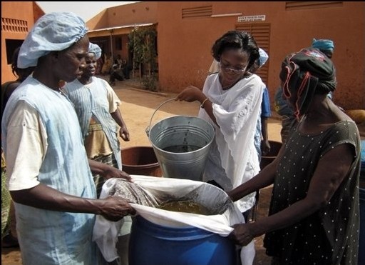 Journée de la femme: les productrices de beurre de karité s'émancipent par la lecture