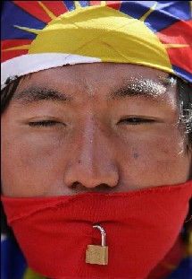 Un manifestant pro-Tibet