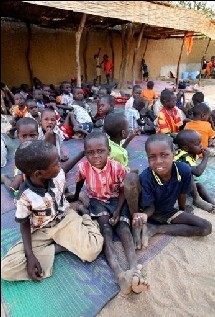 Certains des enfants que l'Arche de Zoé avait tenté d'emmener en France, à Abeche, au Tchad, le 14 novembre 2007