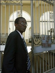 George Chikumbirike, juriste de la commission électorale à son arrivée le 6 avril 2008 au tribunal de Harare