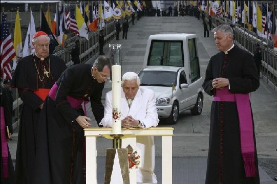 Benoît XVI se recueille à Ground Zero