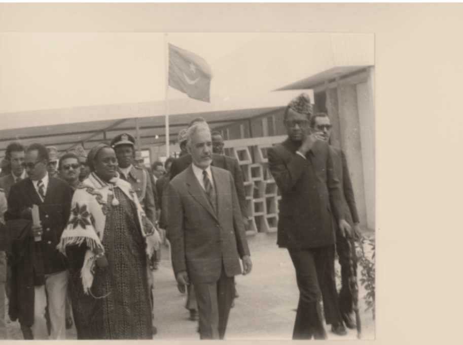 Février 1978, inauguration de l’Ecole Normale Supérieure de Nouakchott. De droite à gauche : Son Excellence Mobutu Sese Seko, Président de la République du Zaïre,  Son Excellence Moktar Ould Daddah, Président de la RIM et Madame Ba, directrice de l’ENS.