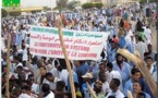 Mauritanie: des milliers d'opposants réclament le départ du président Aziz.