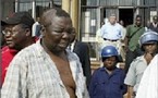 Morgan Tsvangirai, chef de file de l’opposition zimbabwéenne, souffre d’une fracture du crâne et se trouve en soins intensifs après avoir été battu par la police...