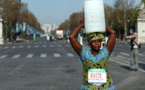 Marathon de Paris : une Gambienne au départ avec un bidon d'eau sur la tête