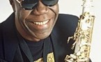 Manu Dibango fête ses 50 ans de carrière et poursuit Rihanna